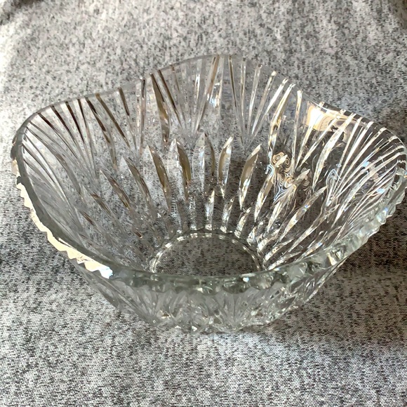 Crystal Bowl Elegantly Handcrafted with Intricacy. - Picture 4 of 9